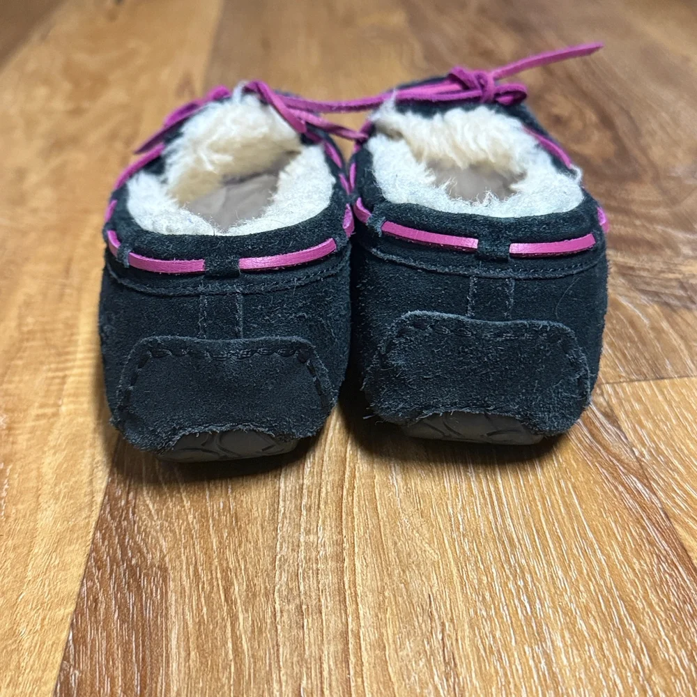 UGG Little Girl's Dakota Moccasin/Loafer Style Slippers (Size: 1Y) EUC